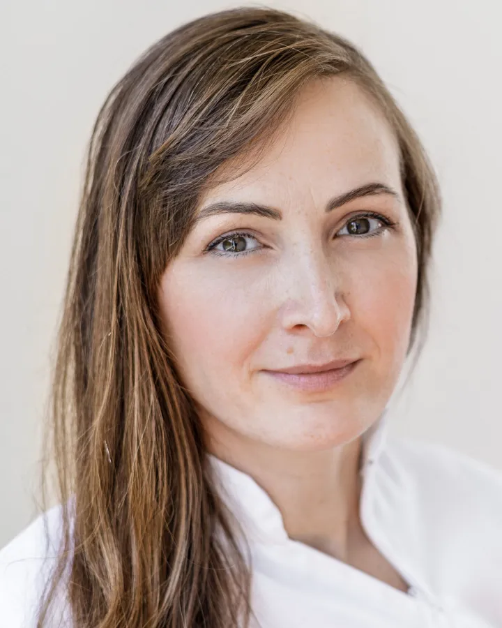 Porträt von Nikoletta Kricker, Praxisorganisation und Empfang